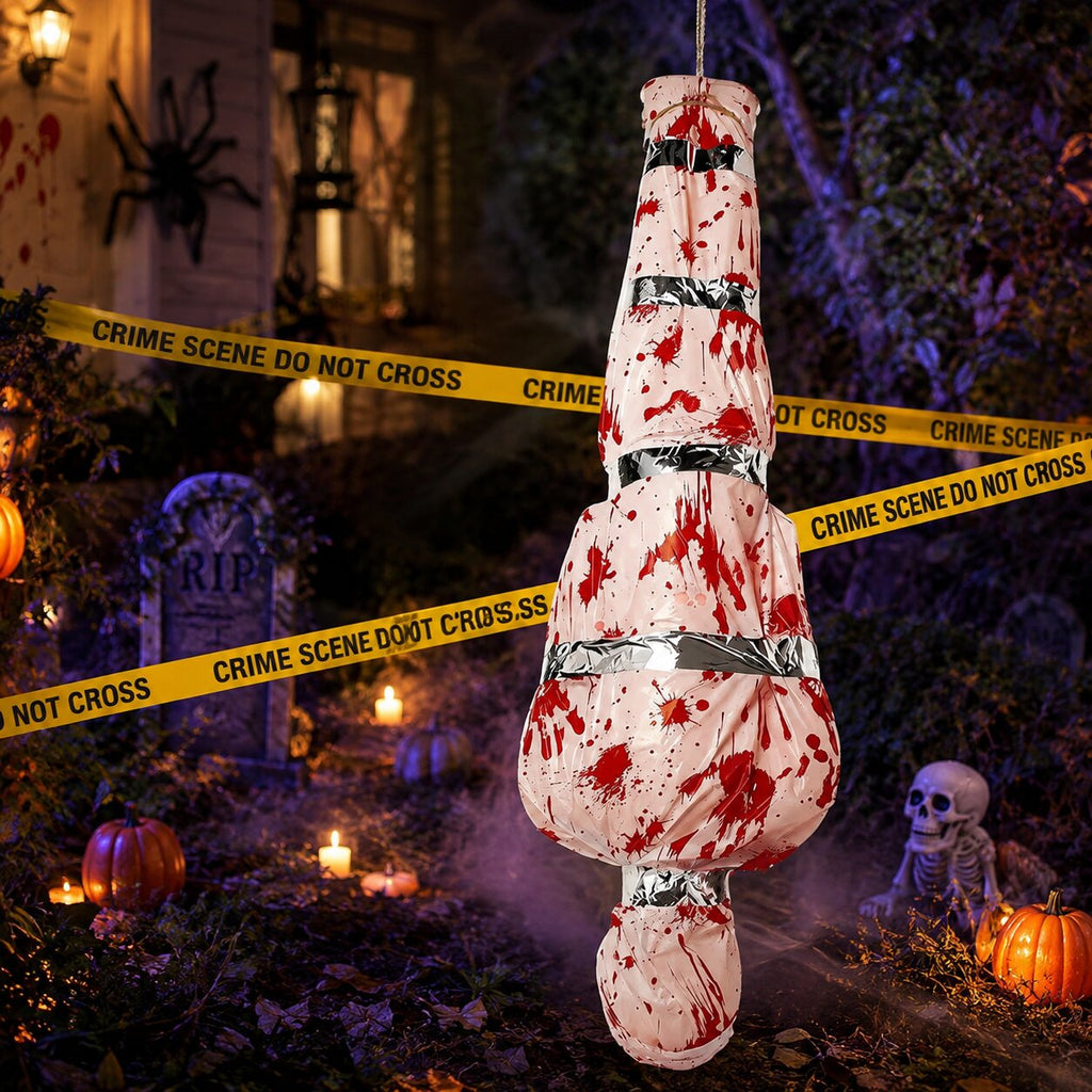 Halloween-dekoration i naturlig storlek föreställande ett lik — inlindad kroppsform för kusliga miljöer