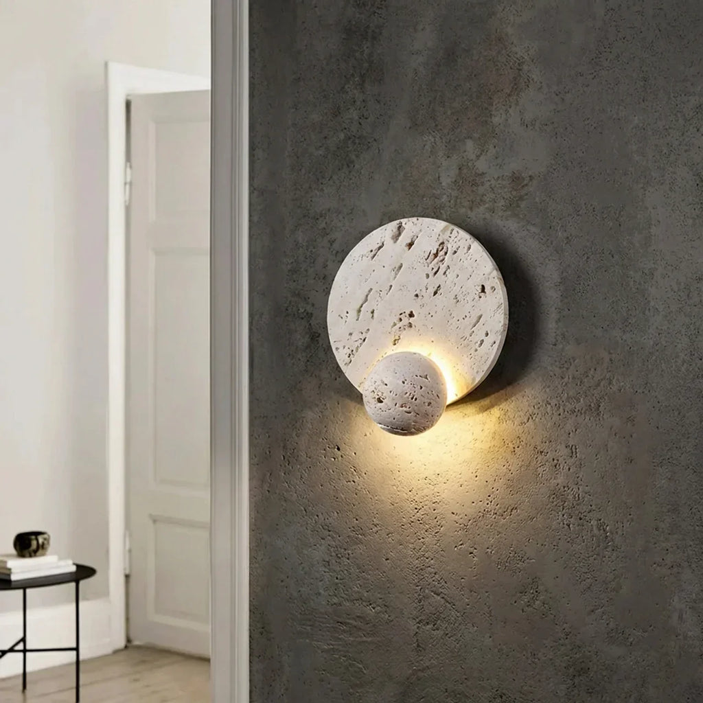 Elegante Travertin-Wandleuchte mit integrierter LED-Beleuchtung für Wohnräume