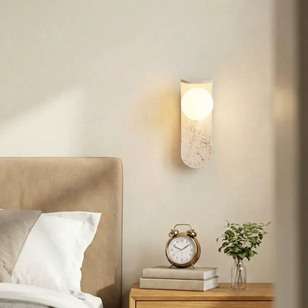 Wandleuchte mit Glasschirm und Travertin-Holz-Finish für Innenwohnräume oder Flure