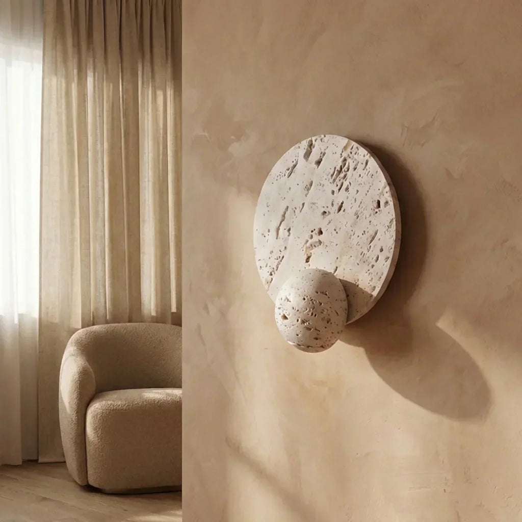 Elegante Travertin-Wandleuchte mit integrierter LED-Beleuchtung für Wohnräume