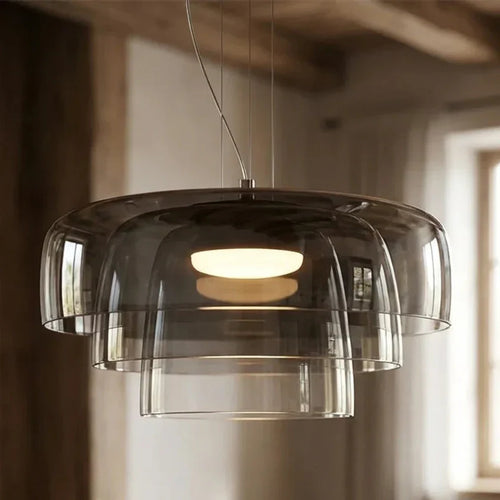 Závěsné svítidlo ve stylu Bauhaus se skleněnými prvky ve vrstvách pro moderní interiéry  