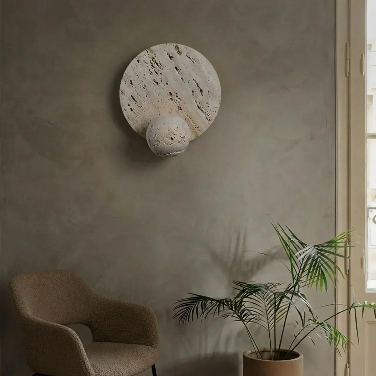 Elegante Travertin-Wandleuchte mit integrierter LED-Beleuchtung für Wohnräume