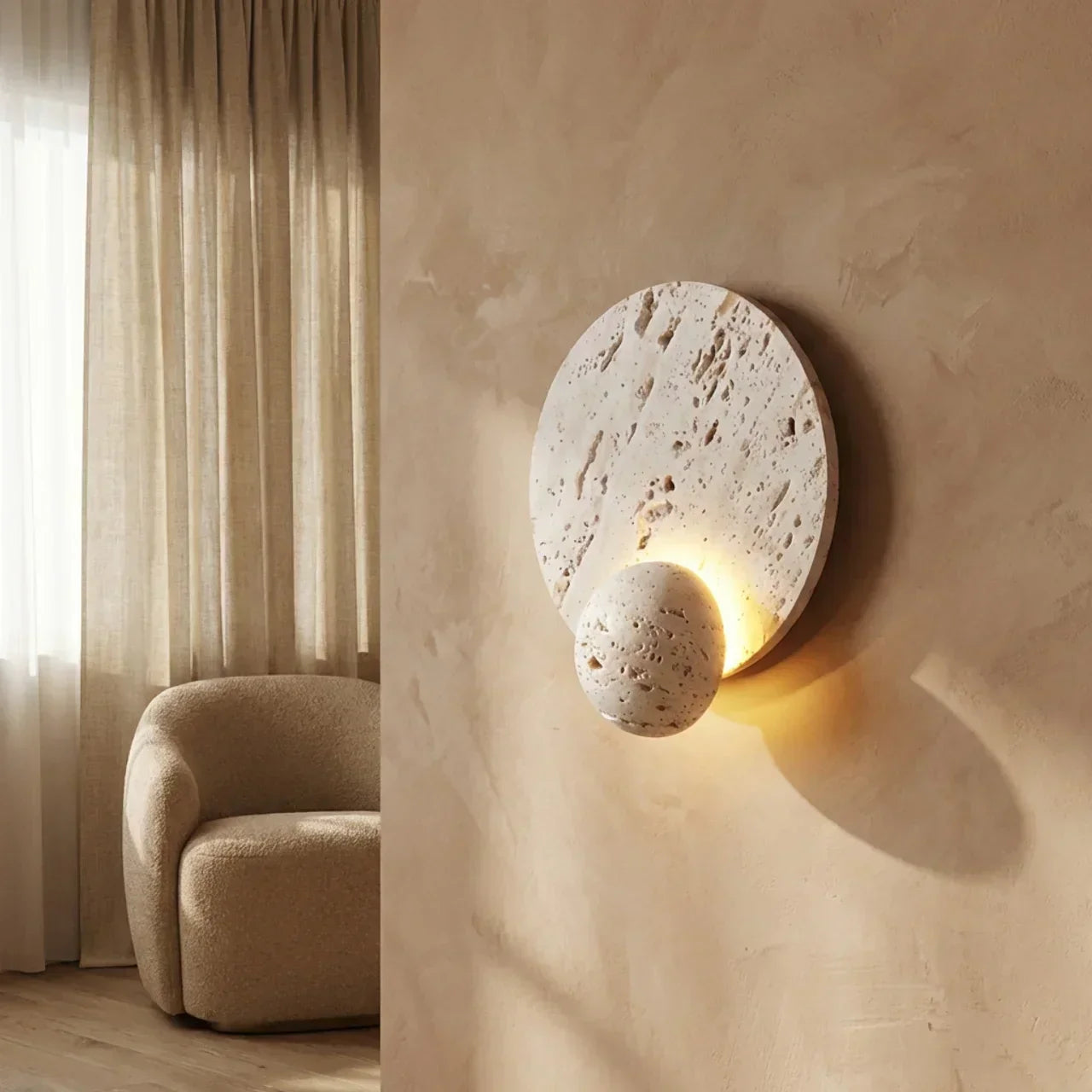Elegante Travertin-Wandleuchte mit integrierter LED-Beleuchtung für Wohnräume