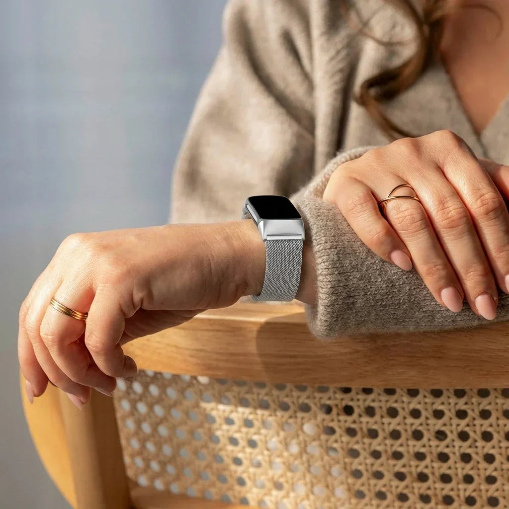 Hopeanvärinen milanolainen ranneke Fitbit Charge 5 -kellolle — magneettikiinnitys