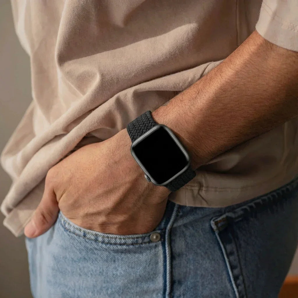 سوار نايلون أسود مضفّر لساعة Apple Watch — إغلاق بمشبك