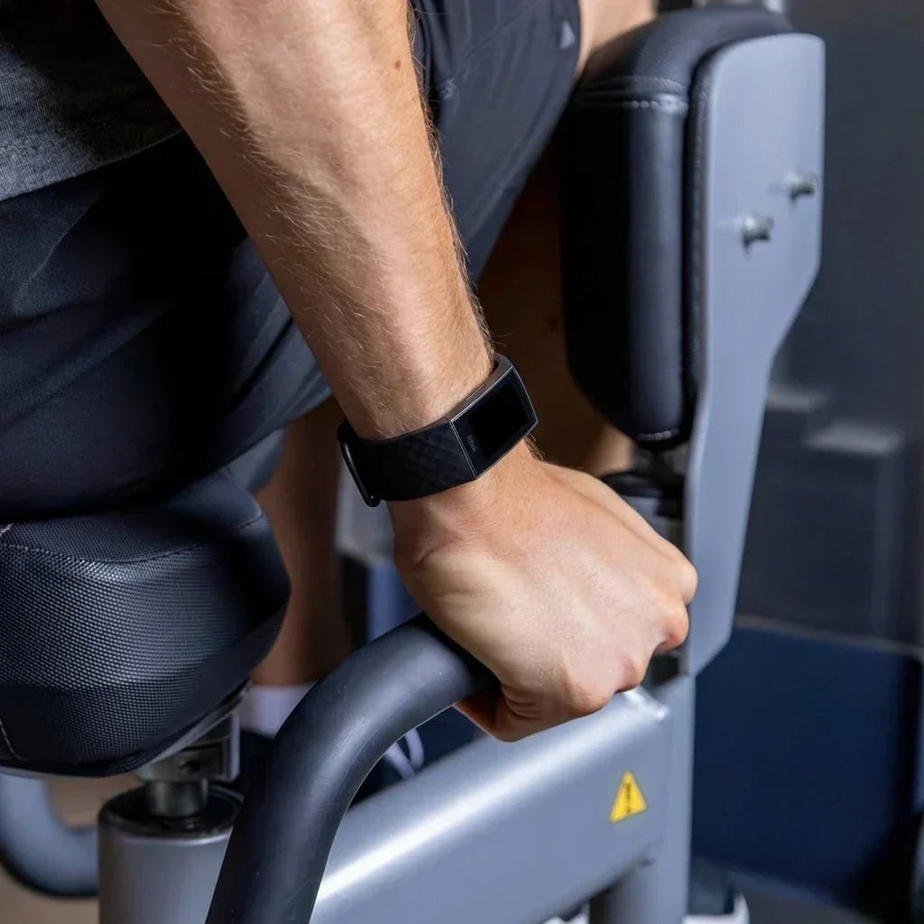 Náhradní řemínek Fitbit Charge 3 — černý silikon, povrch s diamantovou texturou