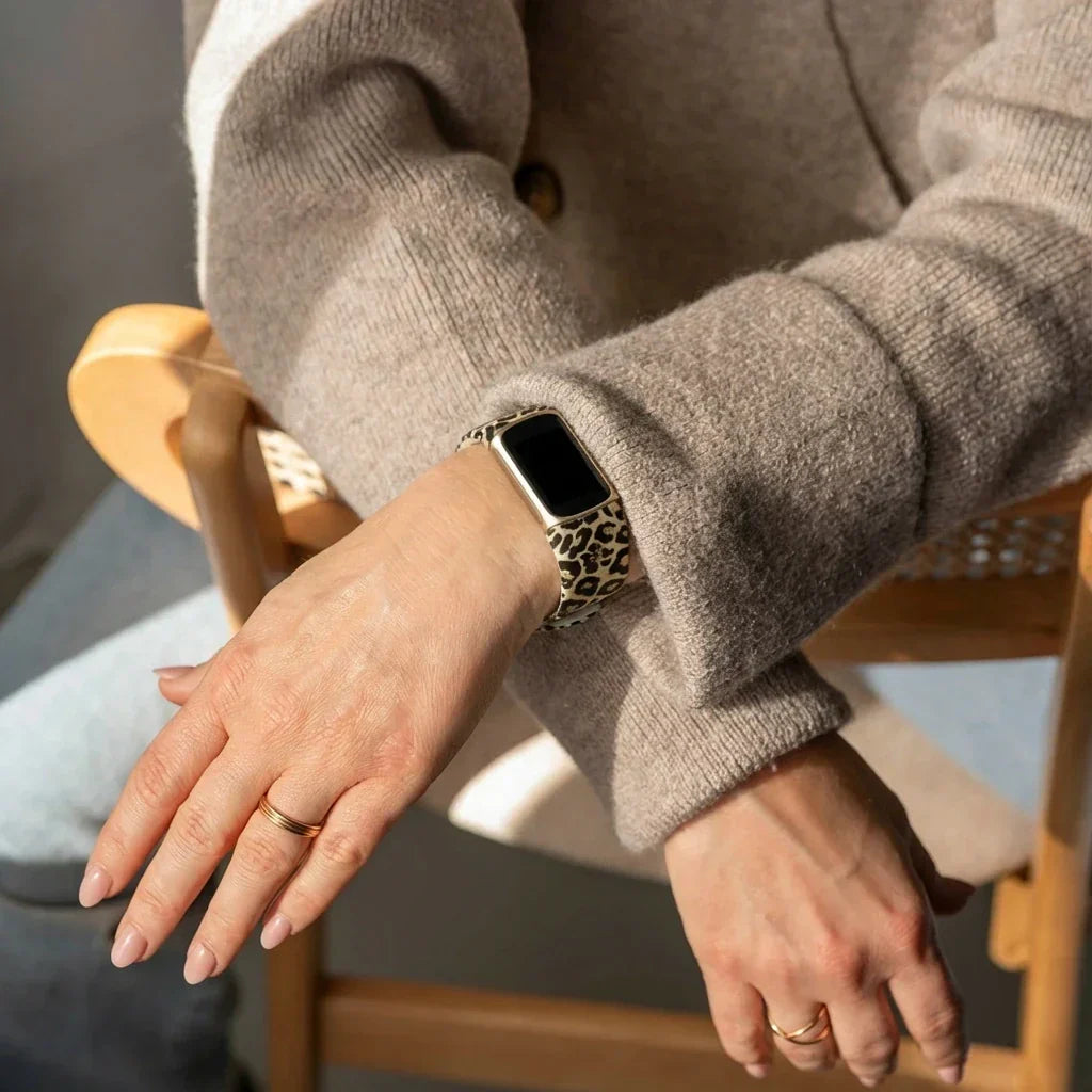 Náhradní řemínek Fitbit Charge 5 se vzorem šťastného leoparda