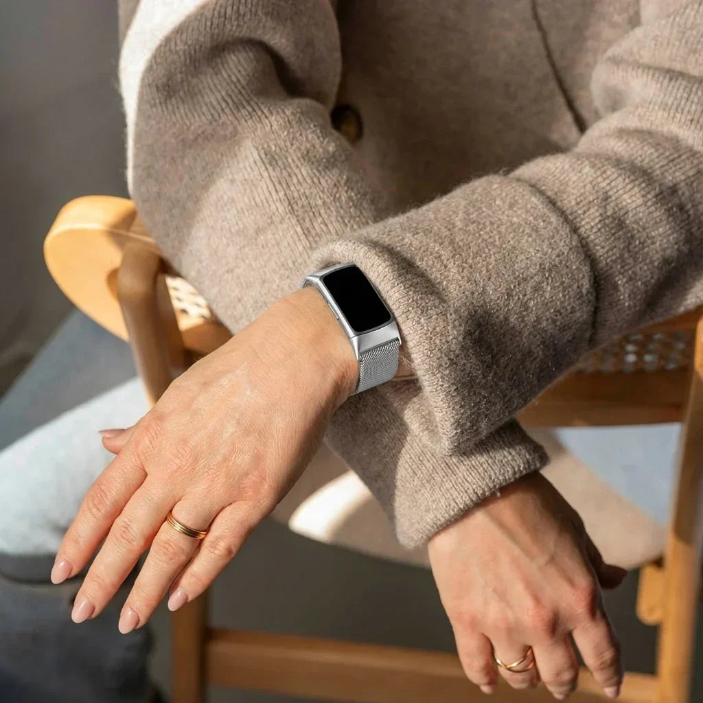 Hopeanvärinen milanolainen ranneke Fitbit Charge 5 -kellolle — magneettikiinnitys