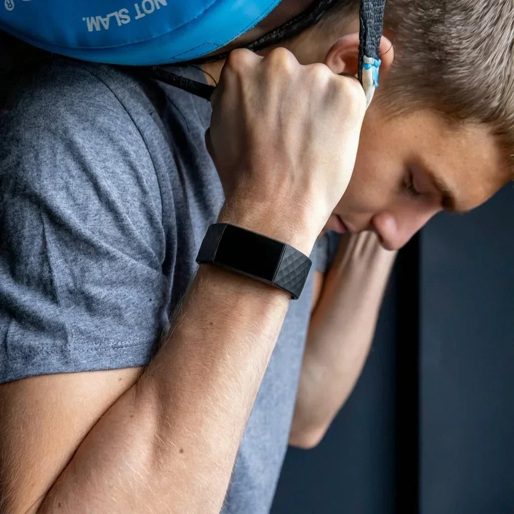 Náhradní řemínek Fitbit Charge 3 — černý silikon, povrch s diamantovou texturou