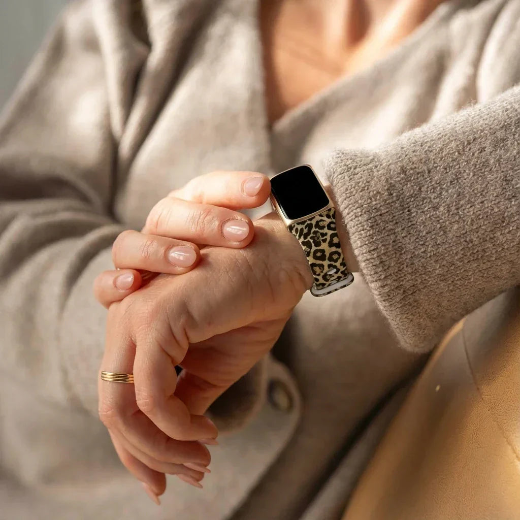 Náhradní řemínek Fitbit Charge 5 se vzorem šťastného leoparda