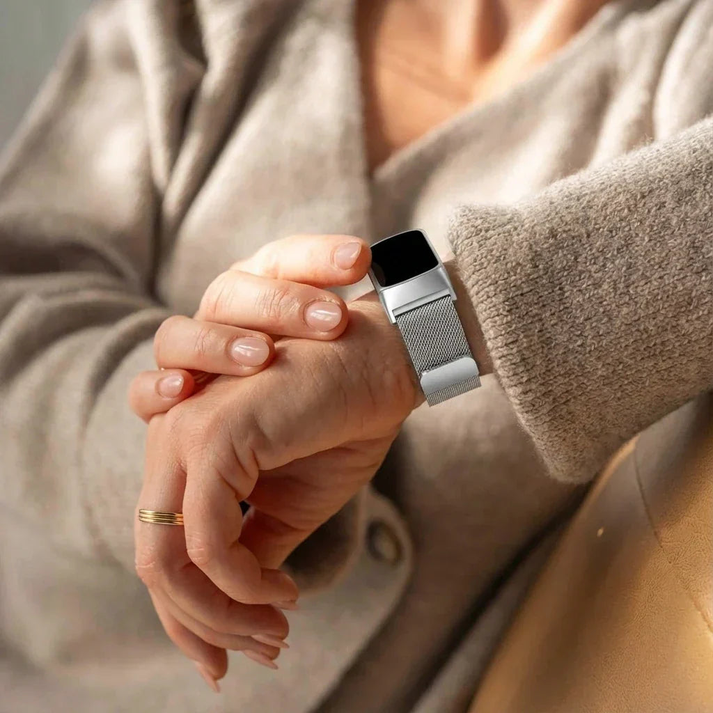 Hopeanvärinen milanolainen ranneke Fitbit Charge 5 -kellolle — magneettikiinnitys