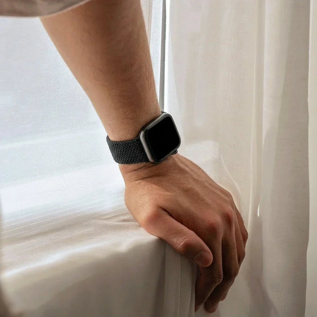 سوار نايلون أسود مضفّر لساعة Apple Watch — إغلاق بمشبك