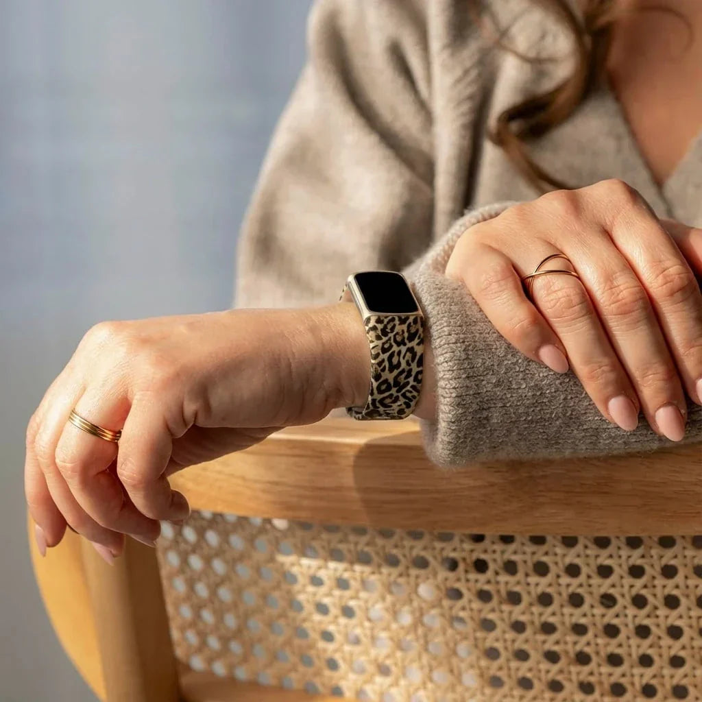 Náhradní řemínek Fitbit Charge 5 se vzorem šťastného leoparda
