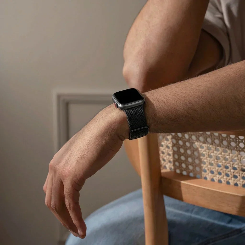 سوار نايلون أسود مضفّر لساعة Apple Watch — إغلاق بمشبك