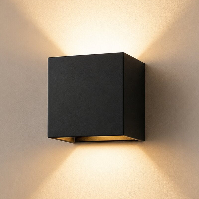 مصباح حائط LED لاسلكي GlowCube — يعمل بالبطارية ومزوّد بمستشعر، بتصميم بسيط