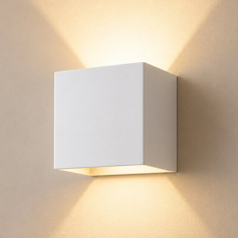 مصباح حائط LED لاسلكي GlowCube — يعمل بالبطارية ومزوّد بمستشعر، بتصميم بسيط