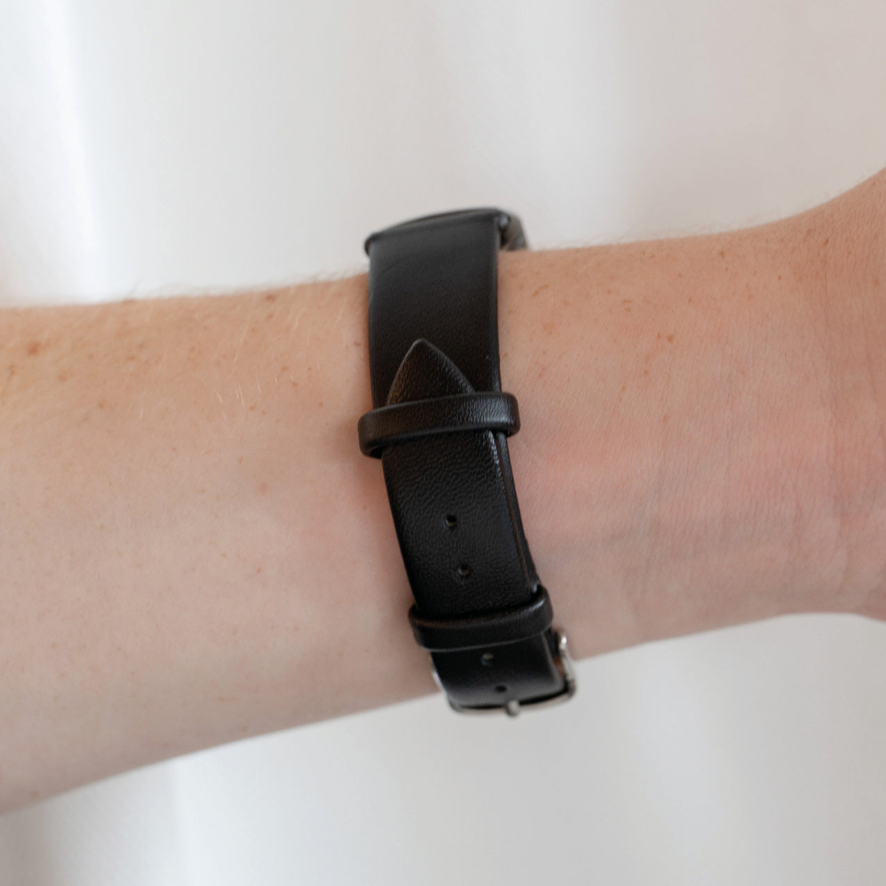 Classic Black Leather Strap Fitbit Charge 5
