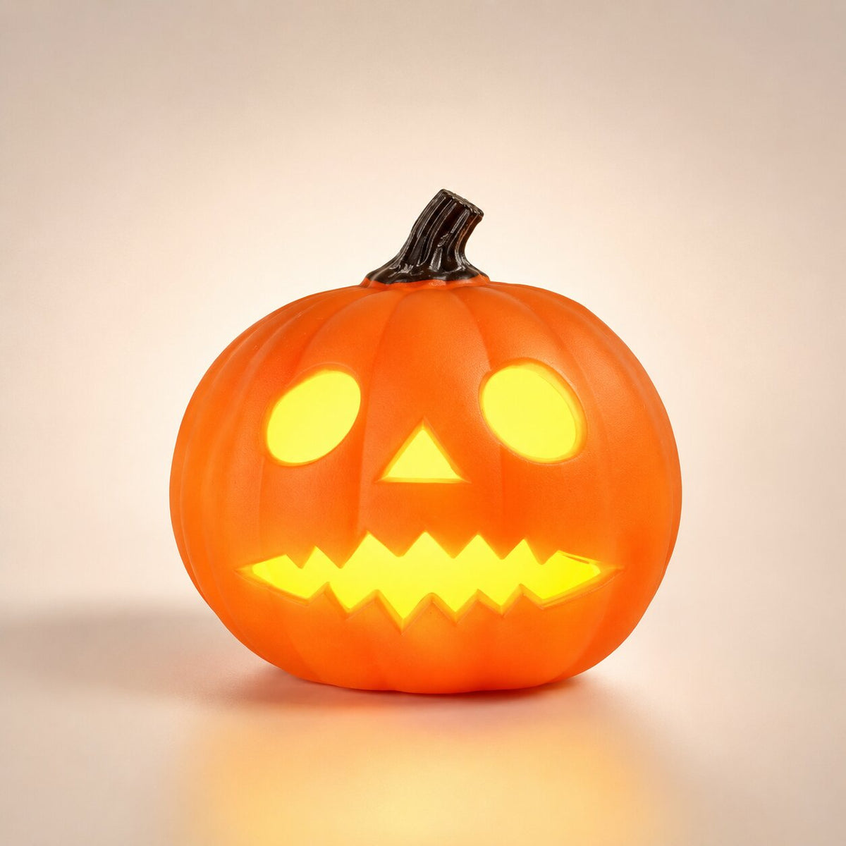 Glødende Halloween-gresskardekorasjon — 10 skumle Jack-o’-lantern-ansiktsdesign