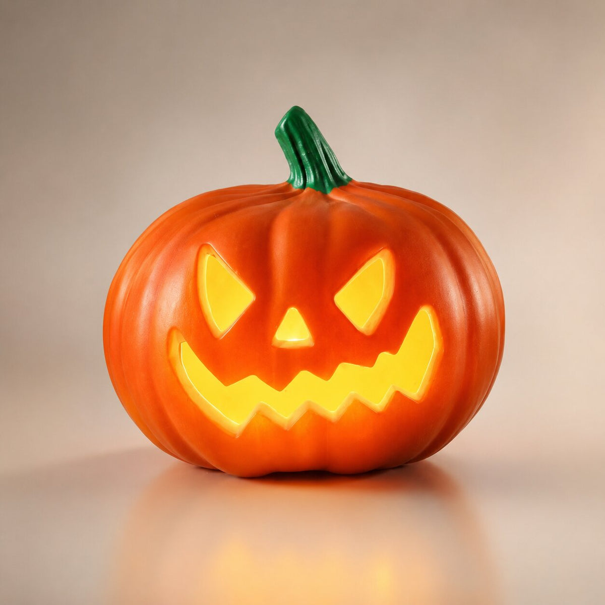 Glødende Halloween-gresskardekorasjon — 10 skumle Jack-o’-lantern-ansiktsdesign