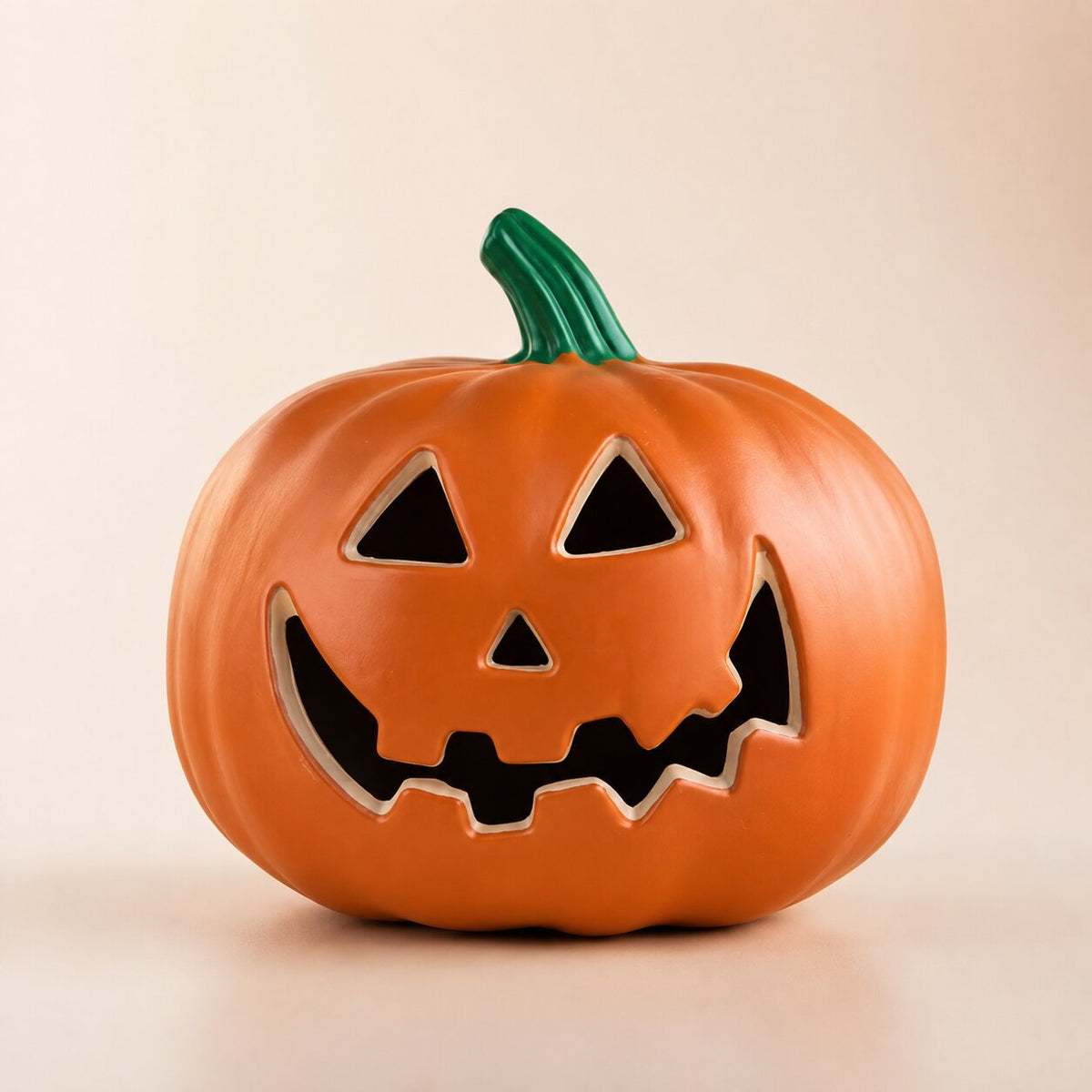 Glødende Halloween-gresskardekorasjon — 10 skumle Jack-o’-lantern-ansiktsdesign