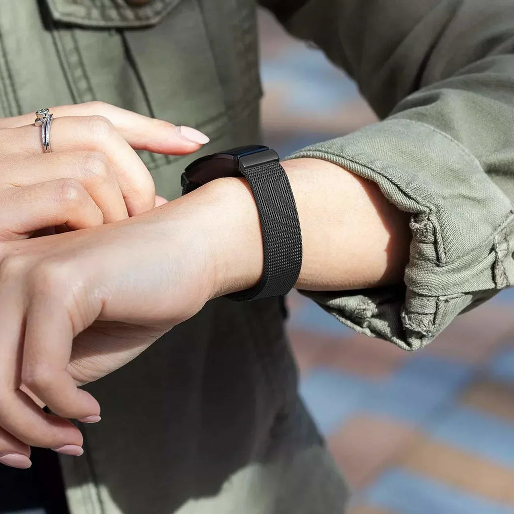 Bracciale sostitutivo milanese nero per Fitbit Charge 4