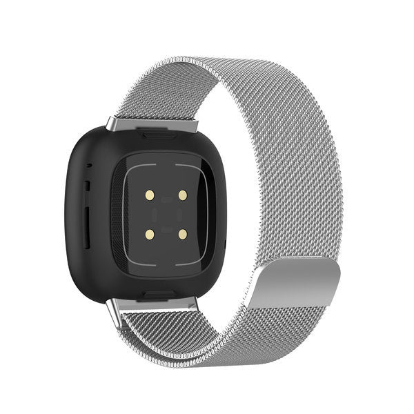 Edice Silver Finish s milánským řemínkem pro Fitbit Versa 4 — magnetická spona