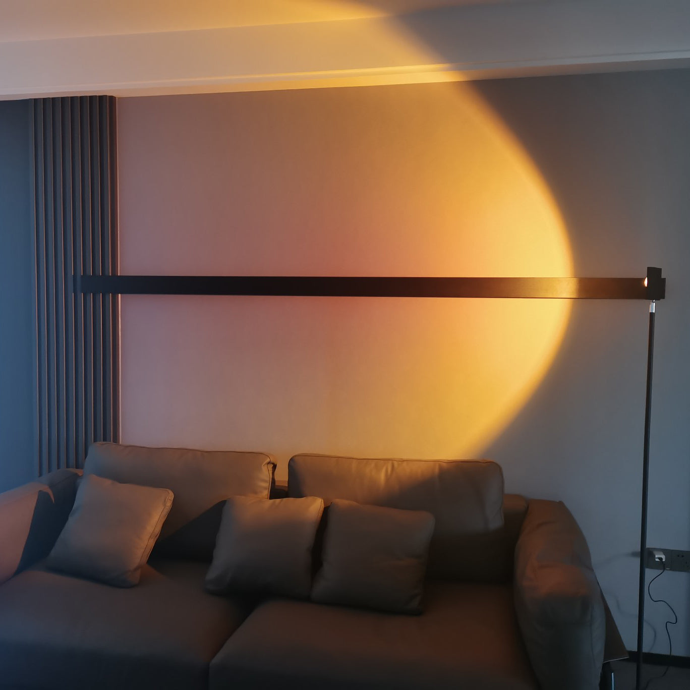 LED farveprojektor gulvlampe | Minimalistisk halo-lyseffekt | Ka-mostore