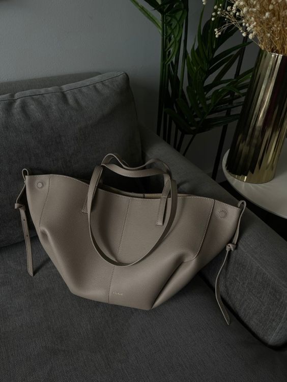 Voss – Vintage leather shoulder bag for women | Spacious, elegant and timeless design | Ka-mostore