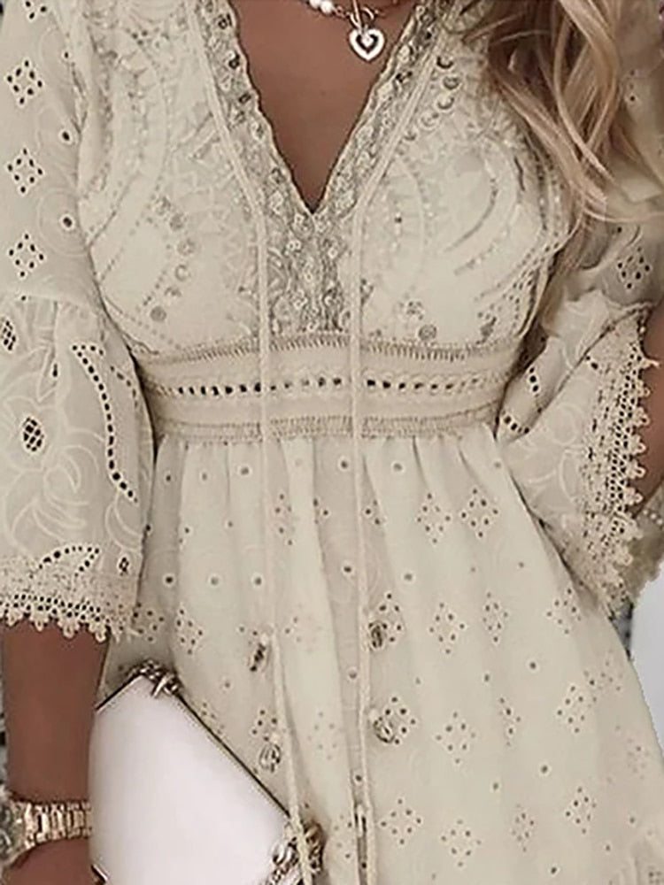 Boho-minikjole med hulmønster og trompetærmer | Ka-mostore