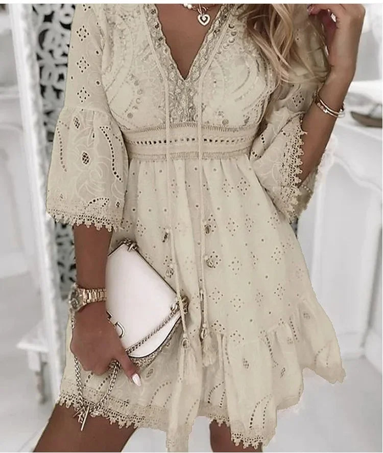 Boho-minikjole med hulmønster og trompetærmer | Ka-mostore