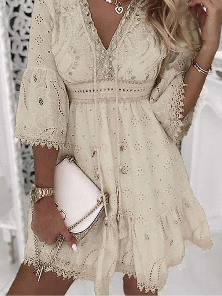 Boho-minikjole med hulmønster og trompetærmer | Ka-mostore