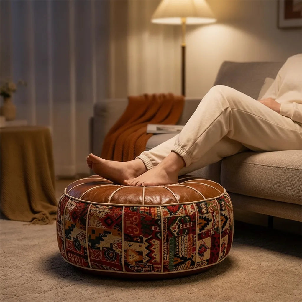 Taburet z umělé kůže s patchworkovým vzorem kilim — bohémský sedák s úložným prostorem