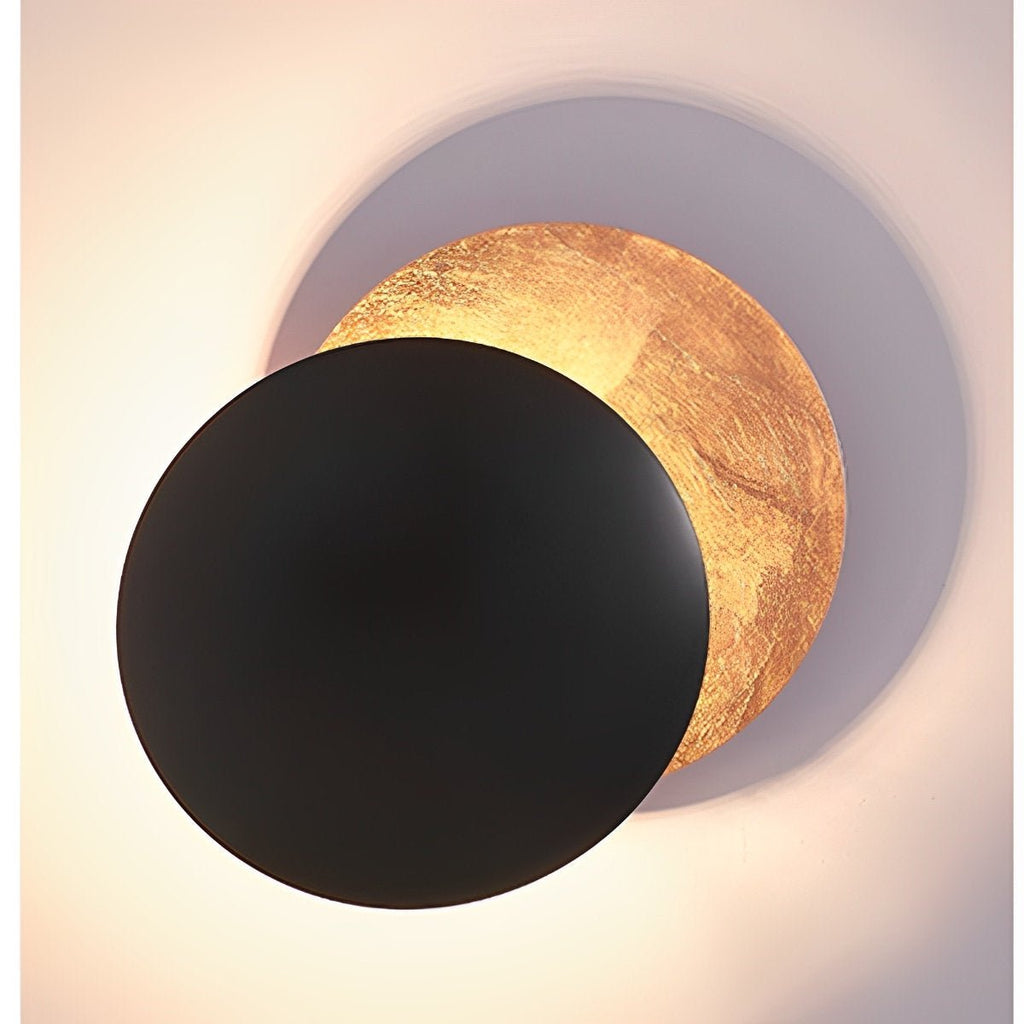 Eclipse-væglampe med jernfinish i kobber og guld, drejelig måneformet væglampe