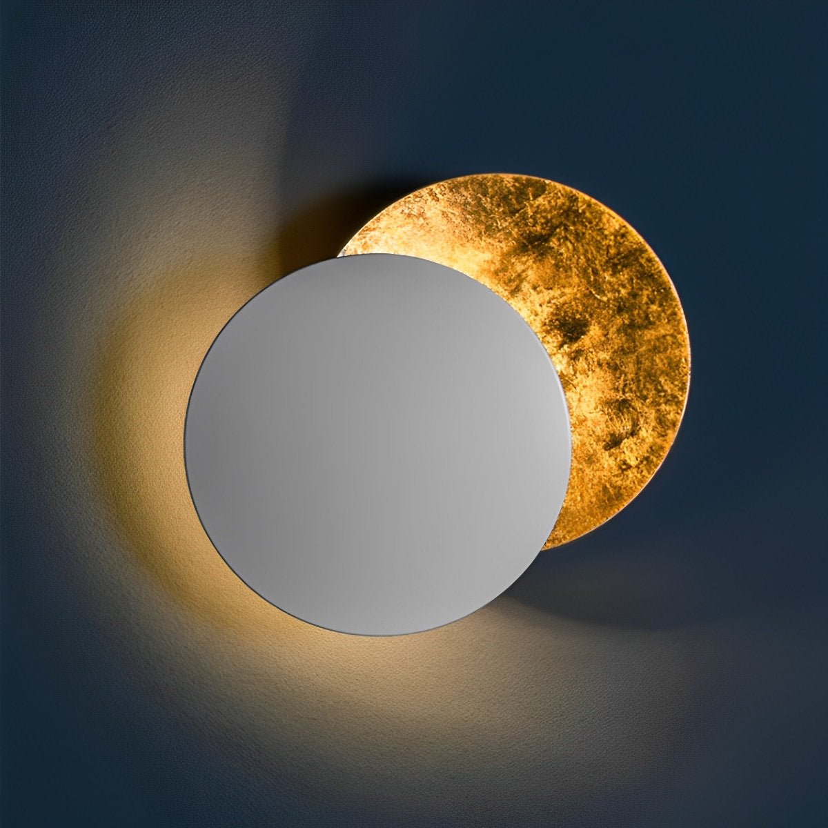 Eclipse-væglampe med jernfinish i kobber og guld, drejelig måneformet væglampe