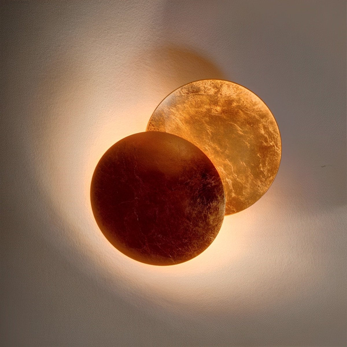 Eclipse-væglampe med jernfinish i kobber og guld, drejelig måneformet væglampe