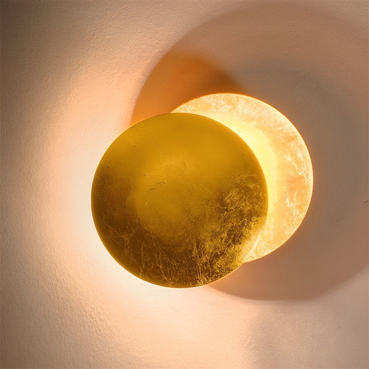 Eclipse-væglampe med jernfinish i kobber og guld, drejelig måneformet væglampe