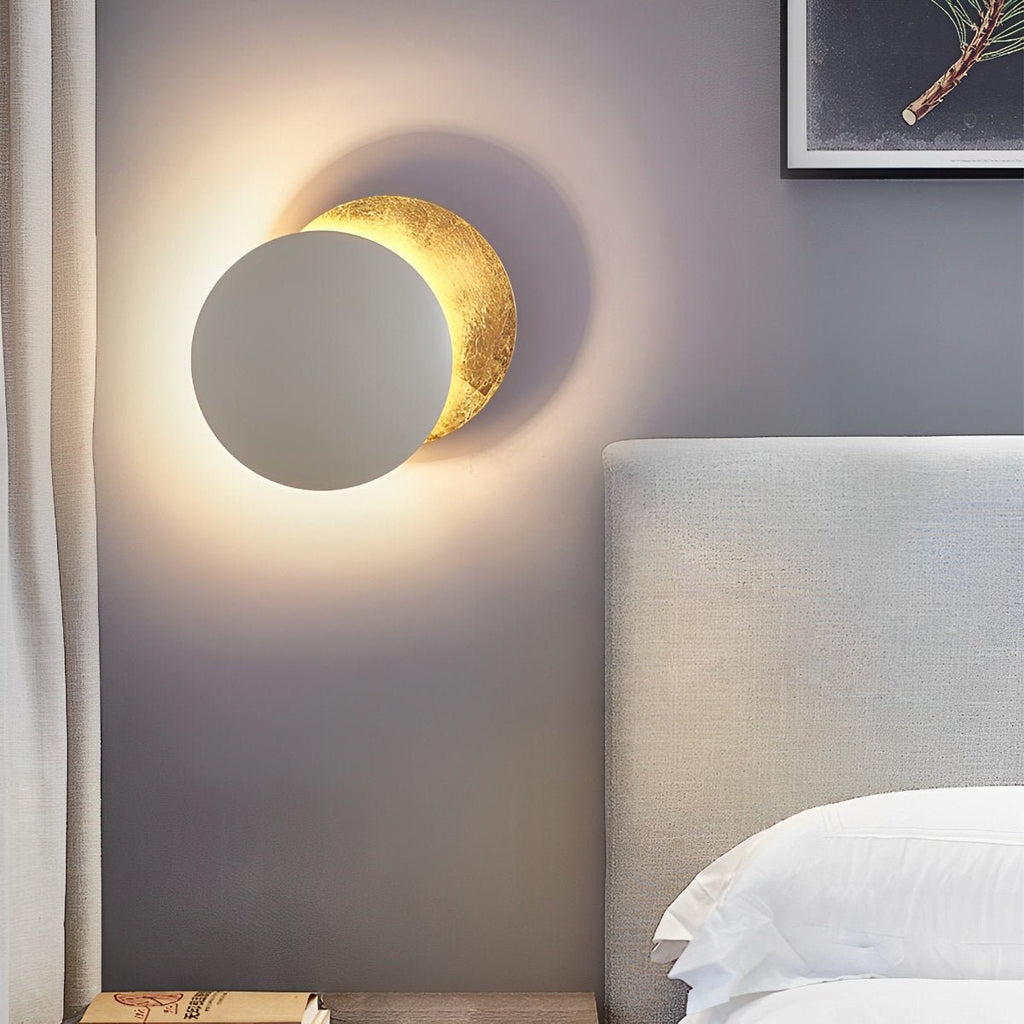 Eclipse-væglampe med jernfinish i kobber og guld, drejelig måneformet væglampe