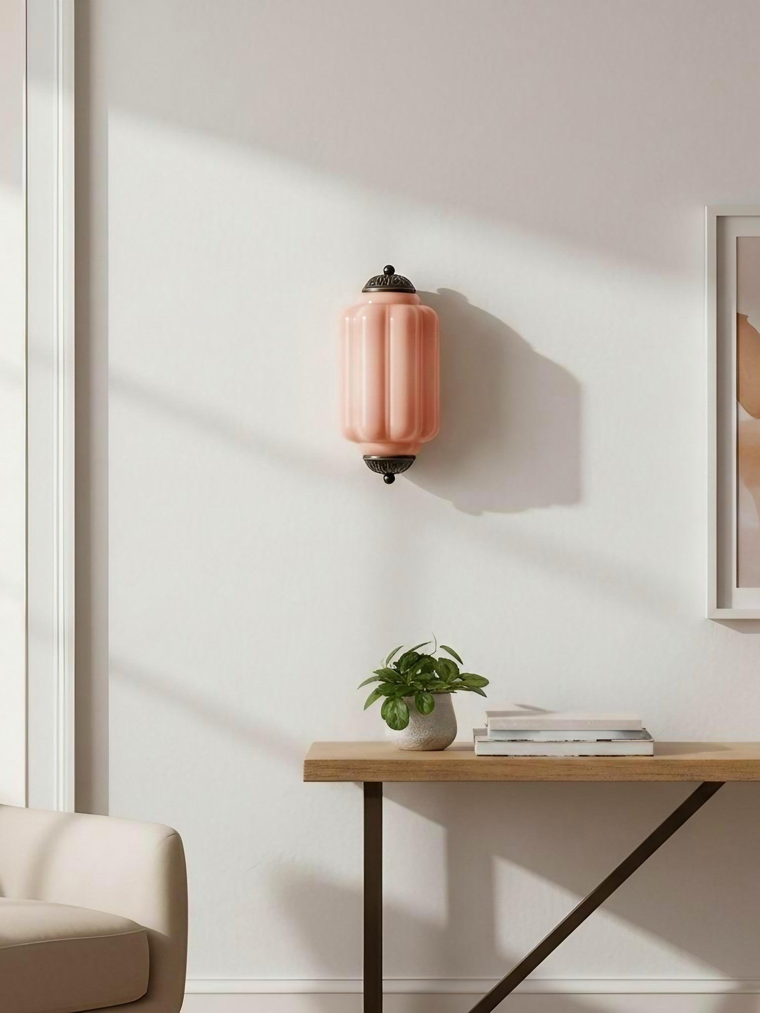 Væglampe i mælkehvidt glas til soveværelset eller gangen i skandinavisk stil