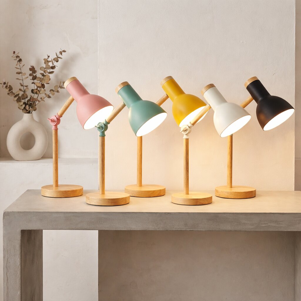 מנורת שולחן מעץ של HolzLicht — ראש מתכוונן, עיצוב צבעוני ובסיס יציב