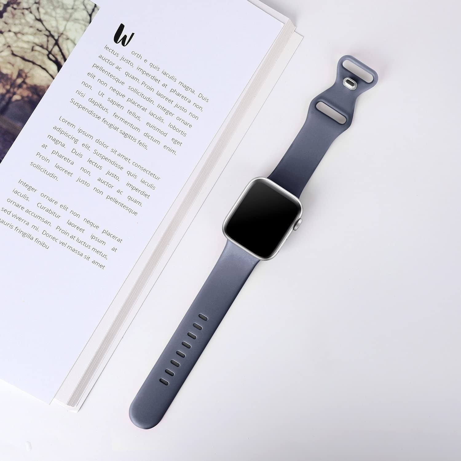 Klasický silikonový řemínek pro Apple Watch — šedomodrý, zapínání s dvojitou smyčkou