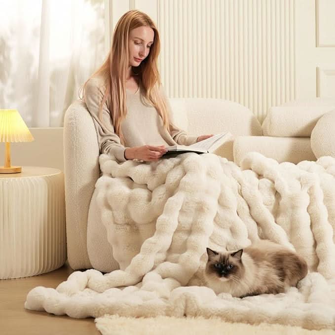 CLOUDHARE Plüschdecke aus Kaninchen-Milchvelours – Passendes Set aus Decke und 2 Kissenbezügen