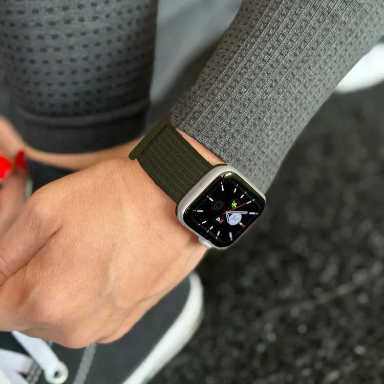 سوار Apple Watch من النايلون الأخضر الداكن