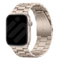 Ocelový řemínek pro Apple Watch v barvě Starlight — propojené články, bezpečná skládací spona