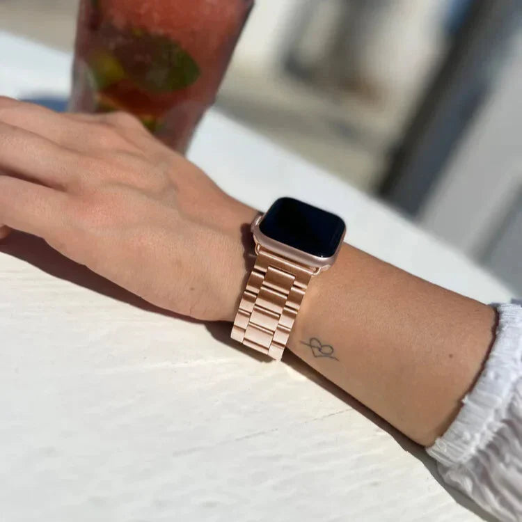 Ocelový řemínek pro Apple Watch v růžově zlaté barvě — zapínání se skládací sponou