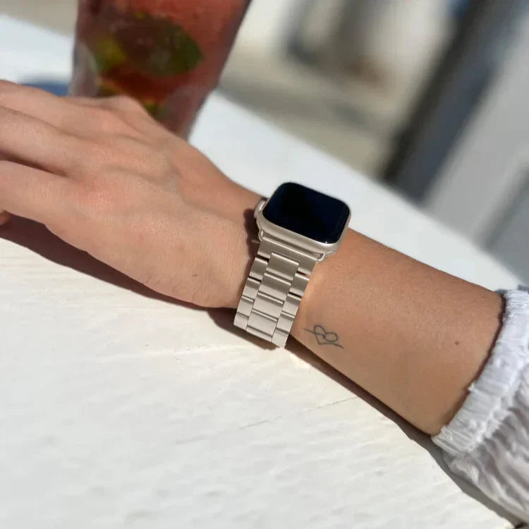 Ocelový řemínek pro Apple Watch v barvě Starlight — propojené články, bezpečná skládací spona