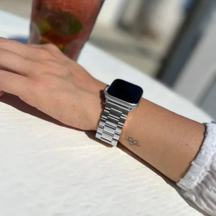 Correa de acero inoxidable plateado para Apple Watch — eslabones entrelazados y cierre plegable