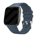 Silikonový řemínek pro Fitbit Versa a Versa 2 — detail šedomodré přezky