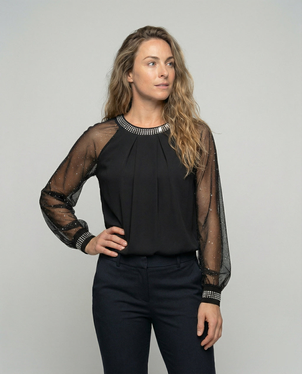 Elegantní top s rukávy ze síťoviny zdobené flitry | Ka-mostore