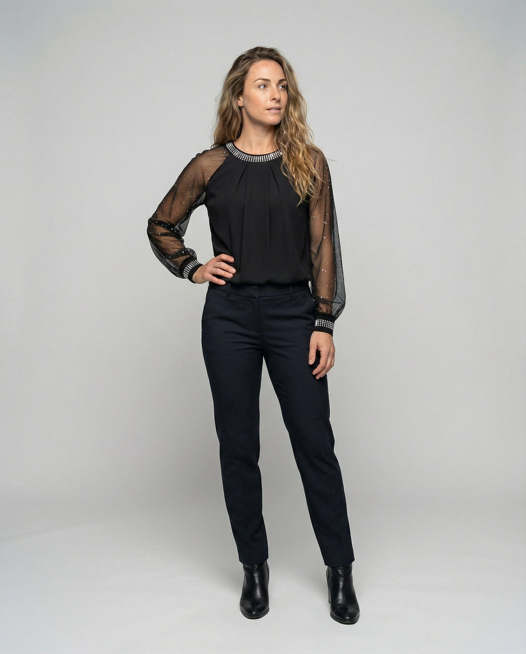 Elegantní top s rukávy ze síťoviny zdobené flitry | Ka-mostore