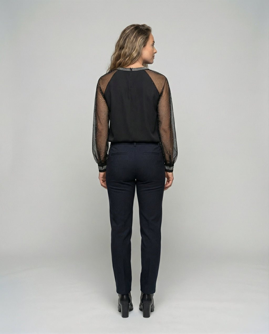 Elegantní top s rukávy ze síťoviny zdobené flitry | Ka-mostore